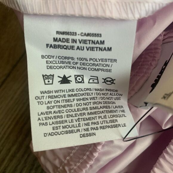 Nike woman’s standard fit high rise shorts - Picture 4 of 4